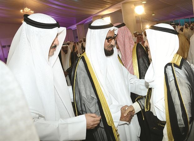 صاحب السمو الامير مصافحا عباس مناور
