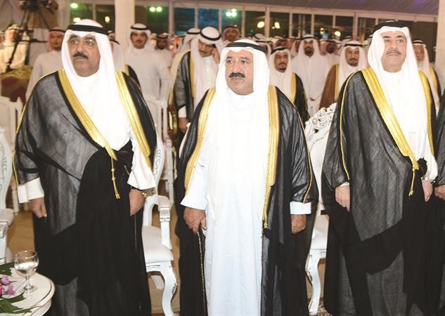 الشيخ ناصر صباح الاحمد متوسطا الشيخ مشعل الاحمد والشيخ احمد الحمود