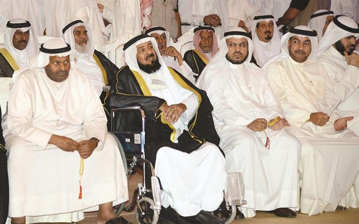 علي الدقباسي ودمحمد الهطلاني مع عدد من الحضور