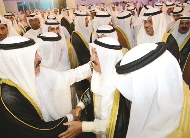 صاحب السمو مصافحا مستقبليه