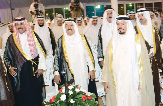 صاحب السمو الامير الشيخ صباح الاحمد متوسطا سمو ولي العهد الشيخ نواف الاحمد ومحمد المسيلم خلال مادبة العشاء امس