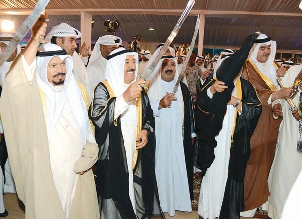 صاحب السمو الامير الشيخ صباح الاحمد يؤدي العرضة وبجواره الشيخ ناصر صباح الاحمد ومحمد المسيلم خلال مادبة العشاء امس