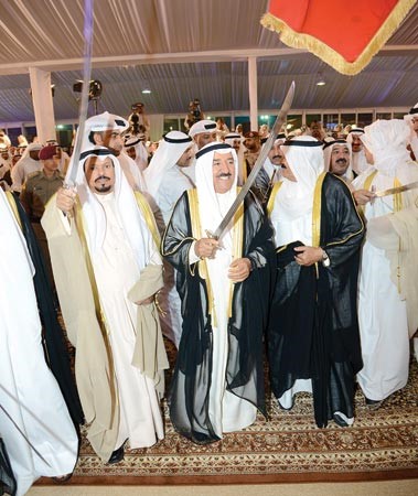 صاحب السمو الامير الشيخ صباح الاحمد خلال اداء العرضة