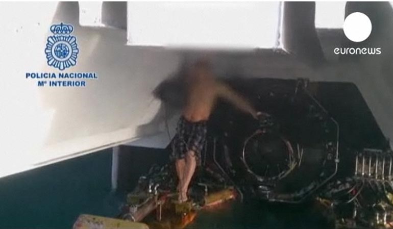 بالفيديو.. جزائري يخاطر بحياته للوصول لإسبانيا مختبئاً بين محرك باخرة 