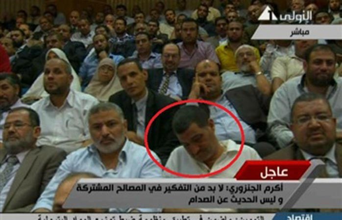 بالفيديو.. أنصار الرئيس المصري يستغرقون في النوم خلال مؤتمر سد النهضة