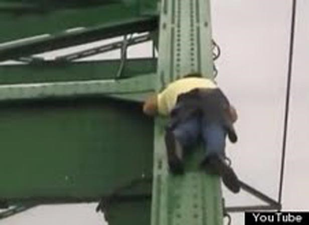 بالفيديو .. مخمورٌ غالبه النعاس فنام على حافة جسر فوق النهر