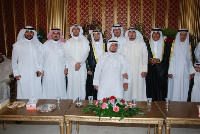 المعرس مع الاصدقاء في لقطة تذكارية