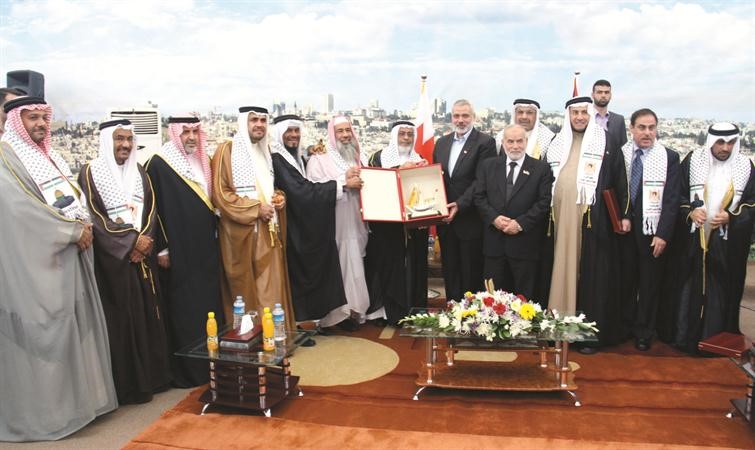 عبدالله بن حويل مع وفد برلماني بحريني في زيارة لقطاع غزة﻿