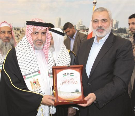 اسماعيل هنية يقدم درع الاقصى لعبدالله بن حويل﻿