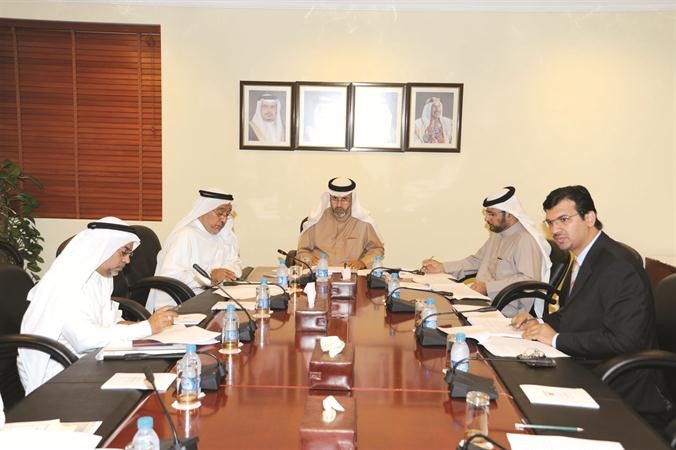 النائب بن حويل مترئسا احد اجتماعات لجنة الخدمات في البرلمان البحريني﻿