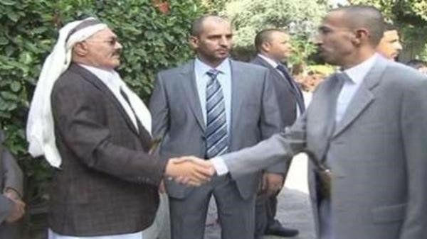 الرئيس اليمني السابق علي عبدالله صالح خلال استقباله الوفود في مسقط راسه