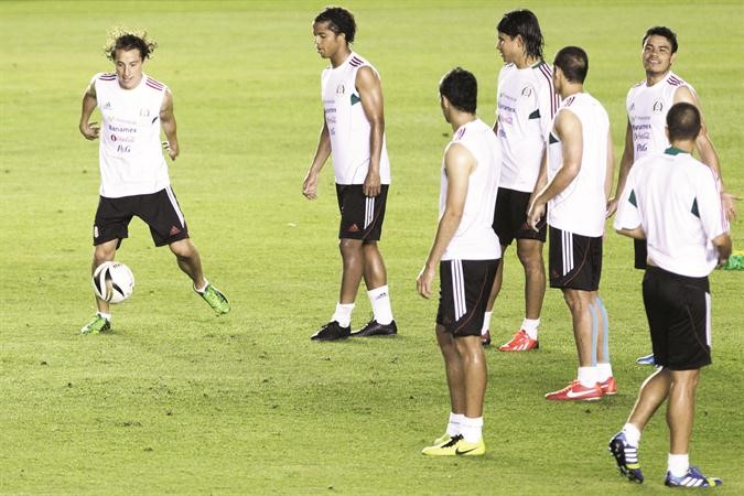 مهاجم المكسيك اندريس غواردادو يداعب الكرة وسط متابعة زملائه في التدريبات الاخيرة رويترز