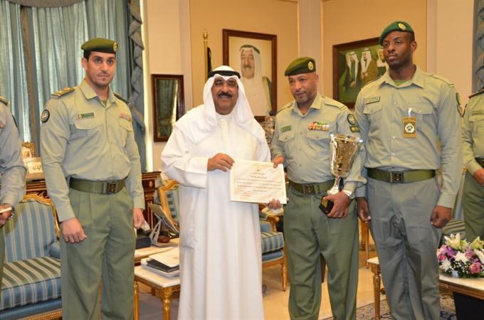 تكريم احد المشاركين
