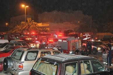 تواجد مكثف لرجال الاطفاء في موقع الحريق