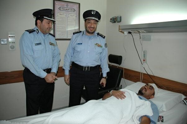 العميد التركيت والمقدم الامير اطمانا على صحة الاطفائي المصاب