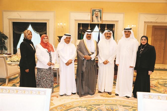 سمو ولي العهد الشيخ نواف الاحمد مستقبلا اعضاء اللجنة الوطنية للمخدرات﻿