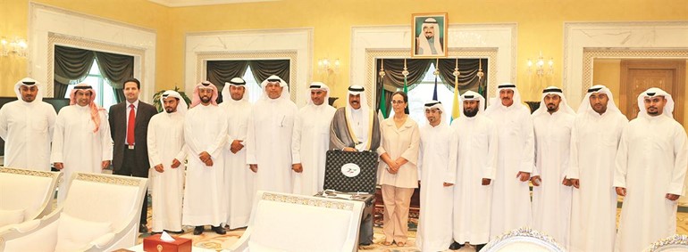 سمو ولي العهد الشيخ نواف الاحمد مستقبلا الشيخة امثال الاحمد وفريق سنيار﻿