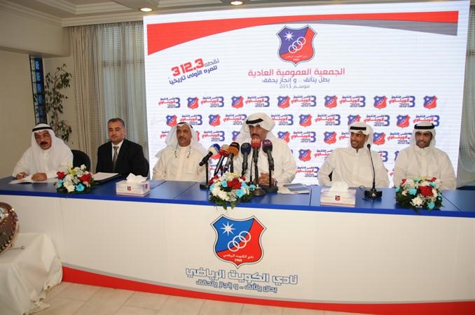 عبدالعزيز المرزوق مع اعضاء مجلس الادارة خلال اجتماع الجمعية العمومية هاني اشمري