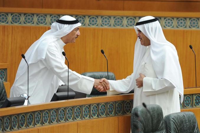 الشيخ سلمان الحمود يصافح عدنان المطوع