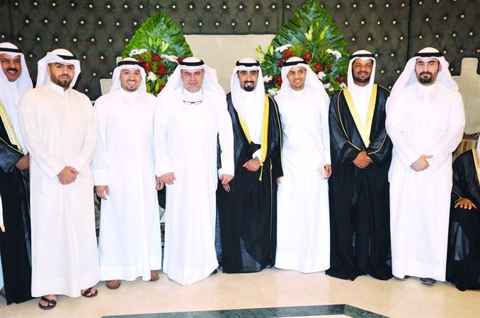 المعرس مع والده واخيه فهد المكيمي والاهل في لقطة تذكارية