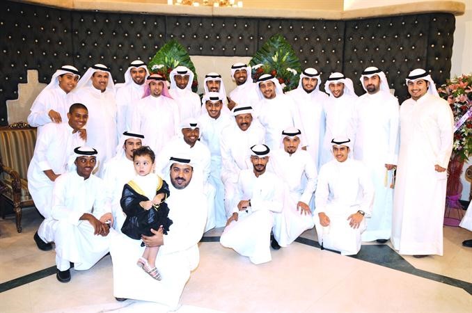 المعرس متوسطا الاهل والاصدقاء في لقطة تذكارية