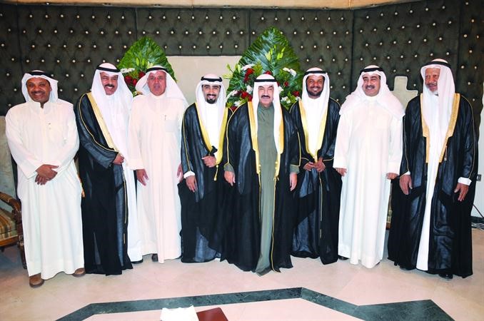 سمو الشيخ ناصر المحمد وناصر الروضان وعبدالله الرومي يباركون سعود سالم