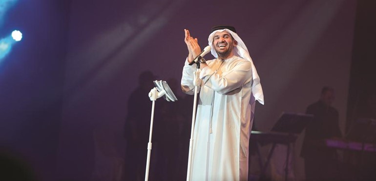 حسين الجسمي يتلالا على المسرح﻿