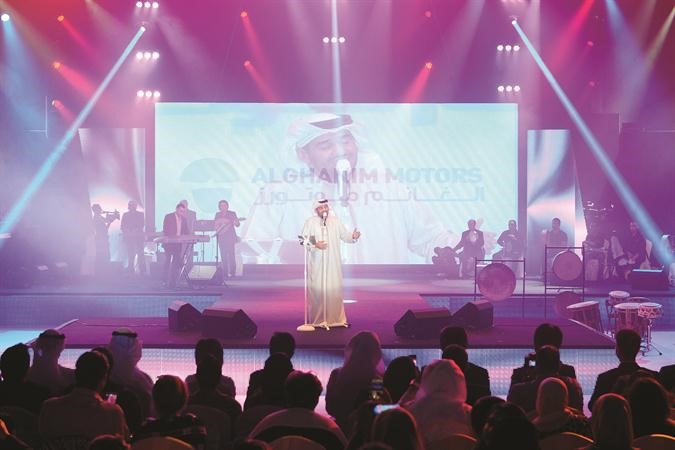  ويطرب الحضور باغانيه﻿