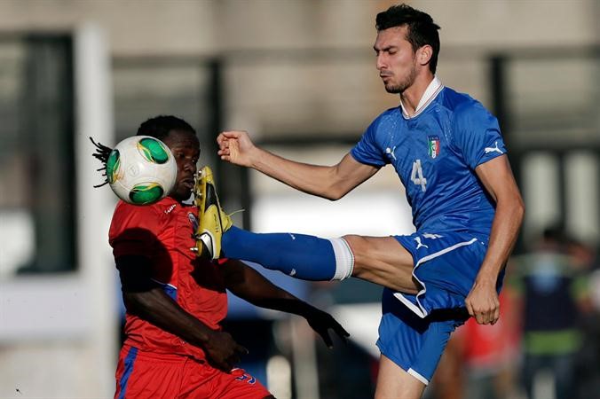 لاعب ايطاليا دافيد استوري يتدخل بقوة على مدافع هاييتي كيفن فيلس رويترز