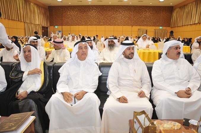 جانب من الحضور ويبدو النائب نواف الفزيع وعماد البحراني مدير ثانوية فرحان الخالد