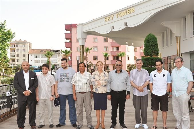 صورة تذكارية للوفد الاعلامي مع مدير السياحة في دوزجى ومديرة فندق سكاي تاور﻿
