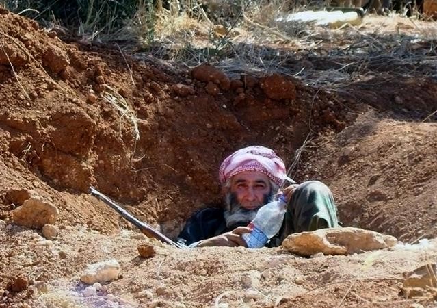صورة بثتها شبكة ادلب الاخبارية لاحد الثوار الكهول في الخندق على الجبهة في مدينة ادلب 	 اب