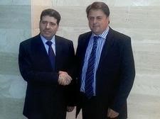 صورة وزعها نيك غريفن على تويتر مع رئيس الوزراء السوري وائل الحلقي