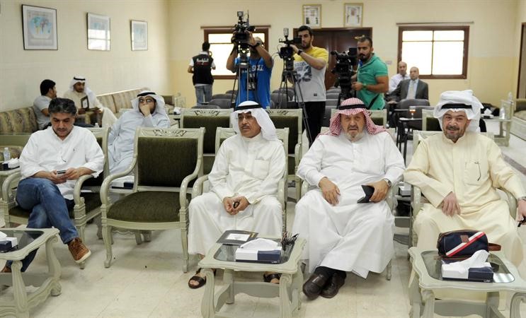 فيصل القناعي وعدنان الراشد في مقدمة الحضور بالندوة