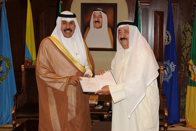 سمو ولي العهد الشيخ نواف الاحمد يتسلم الكتاب من عبدالمجيد خريبط﻿