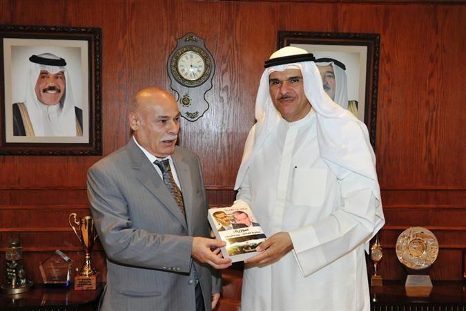 الشيخ الحمود خلال لقائه رئيس تحرير مجلة الشراع ﻿