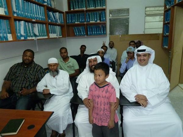 الشيخ يوسف الصباح والعجمي مع المهتدين والدعاة في اللجنة