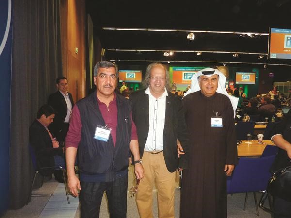 رئيس الاتحاد الدولي للصحافيين جيم بوملحة متوسطا الزميلين عدنان الراشد وحسين عبد الرحمن﻿