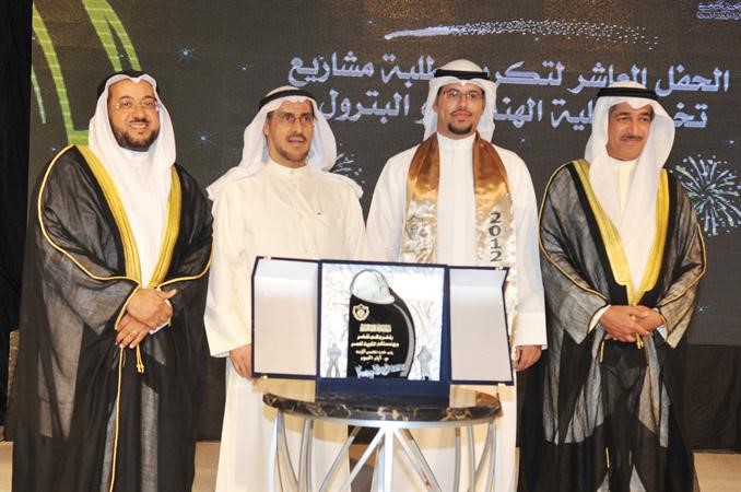 معادل الخرافي ودحسين الخياط وم اياد الحمود خلال تكريم احد الطلبة سعود سالم