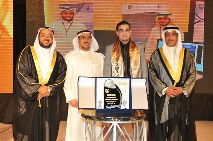 تكريم احد الخريجين
