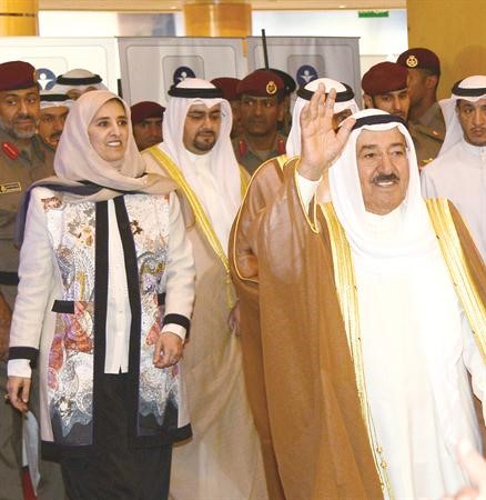 صاحب السمو الامير الشيخ صباح الاحمد محييا الحضور اثناء وصوله الحفل﻿