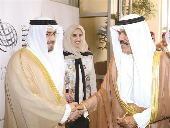 سمو ولي العهد الشيخ نواف الاحمد مصافحا الشيخ عبدالله سالم العلي وتبدو الشيخة عايدة سالم العلي﻿