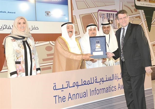 صاحب السمو الامير الشيخ صباح الاحمد مكرما روجر ايستون الابن﻿