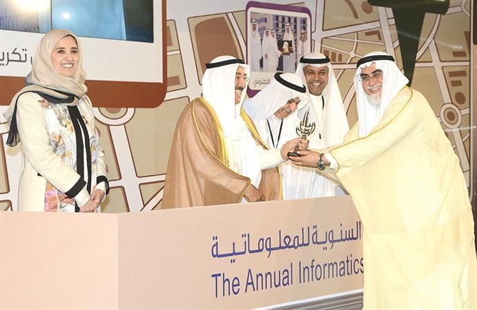 دعبدالمحسن الخرافي يتسلم درع الامانة العامة للاوقاف ﻿