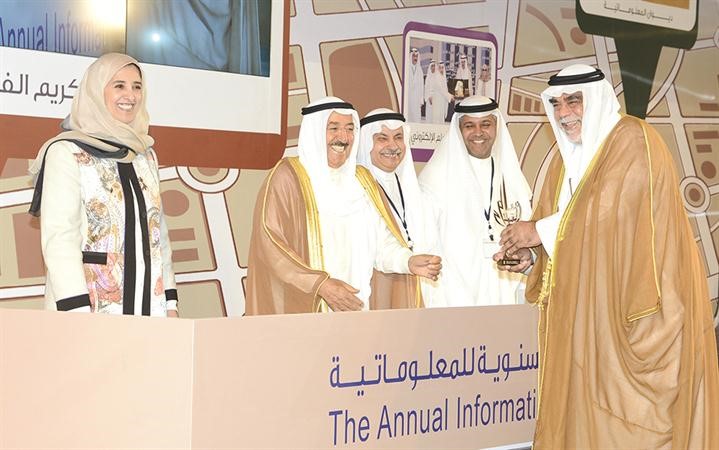 الشيخ احمد الخالد يتسلم تكريم وزارة الدفاع﻿