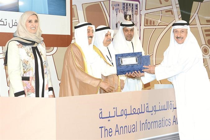 عبدالرسول سلمان يتسلم تكريم جمعية الفنون التشكيلية﻿