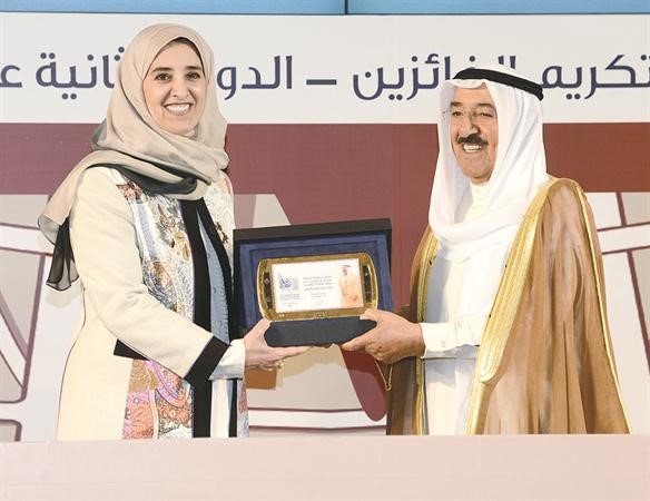 صاحب السمو الامير الشيخ صباح الاحمد مكرما الشيخة عايدة سالم العلي﻿