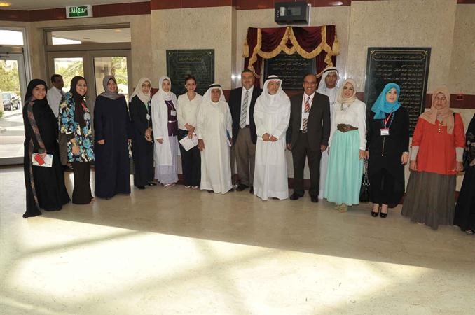 دعادل العصفور وداحمد العوضي ودخالد الصالح مع العاملين بالمركز 	اسامة ابوعطية﻿