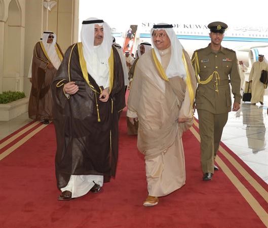 سمو رئيس مجلس الوزراء لدى عودته الى البلاد وفي استقباله الشيخ احمد الحمود﻿