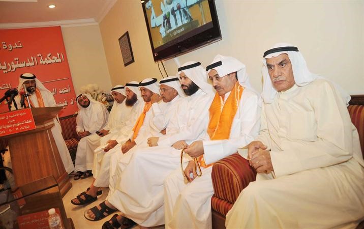 احمد السعدون ود فيصل المسلم ومحمد الخليفة وعلي الدقباسي وخالد السلطان وعبدالرحمن العنزي ود محمد الكندري خلال الندوة